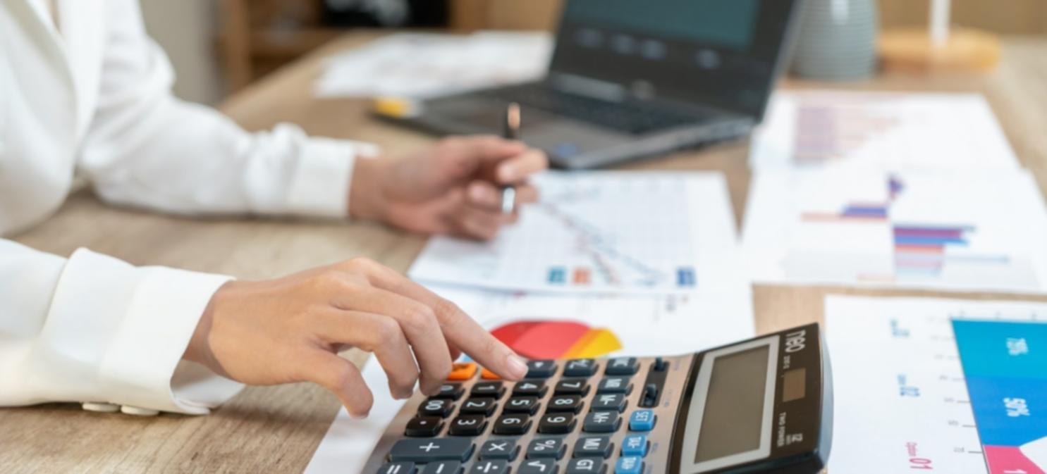 Espace de travail moderne avec outils de planification budgétaire